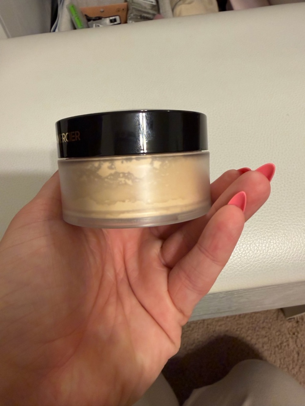 Laura Mercier Translucent Loose Setting Powder - Translucent - Picture 3 of 4